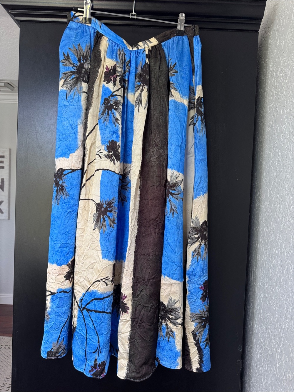 Zara Women’s Blue Floral Skirt with pockets.